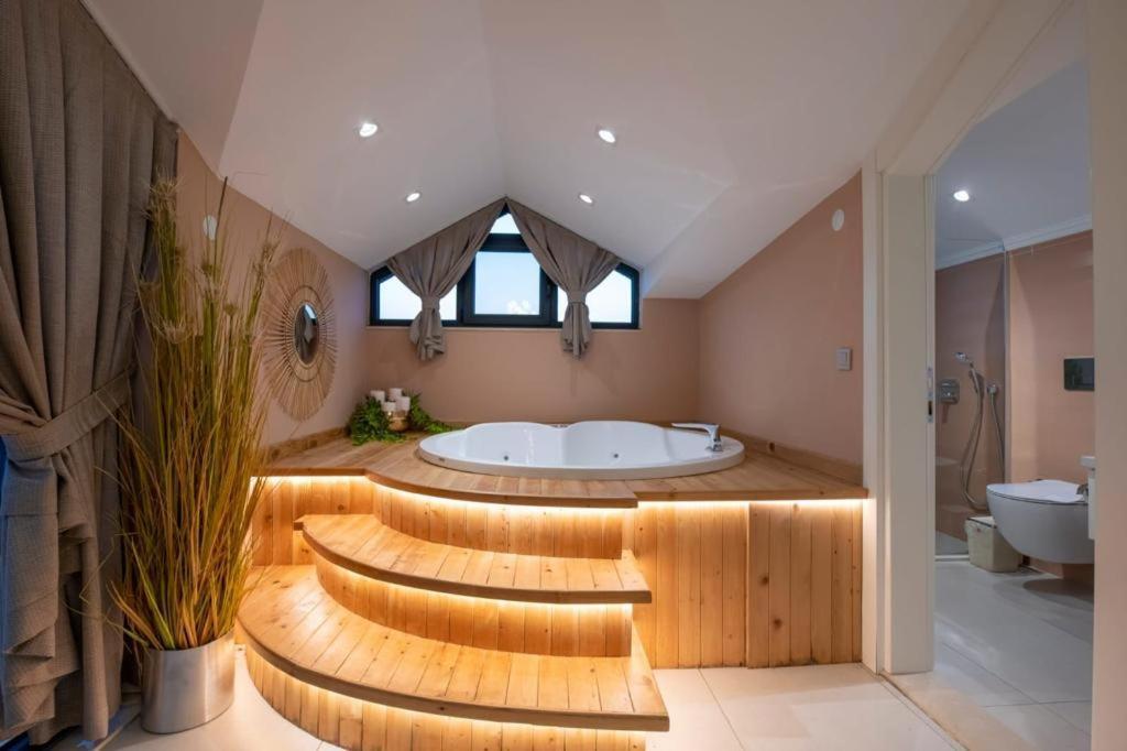 Luxury And Special Design In Hisaroenue Center -villa Bling Premium